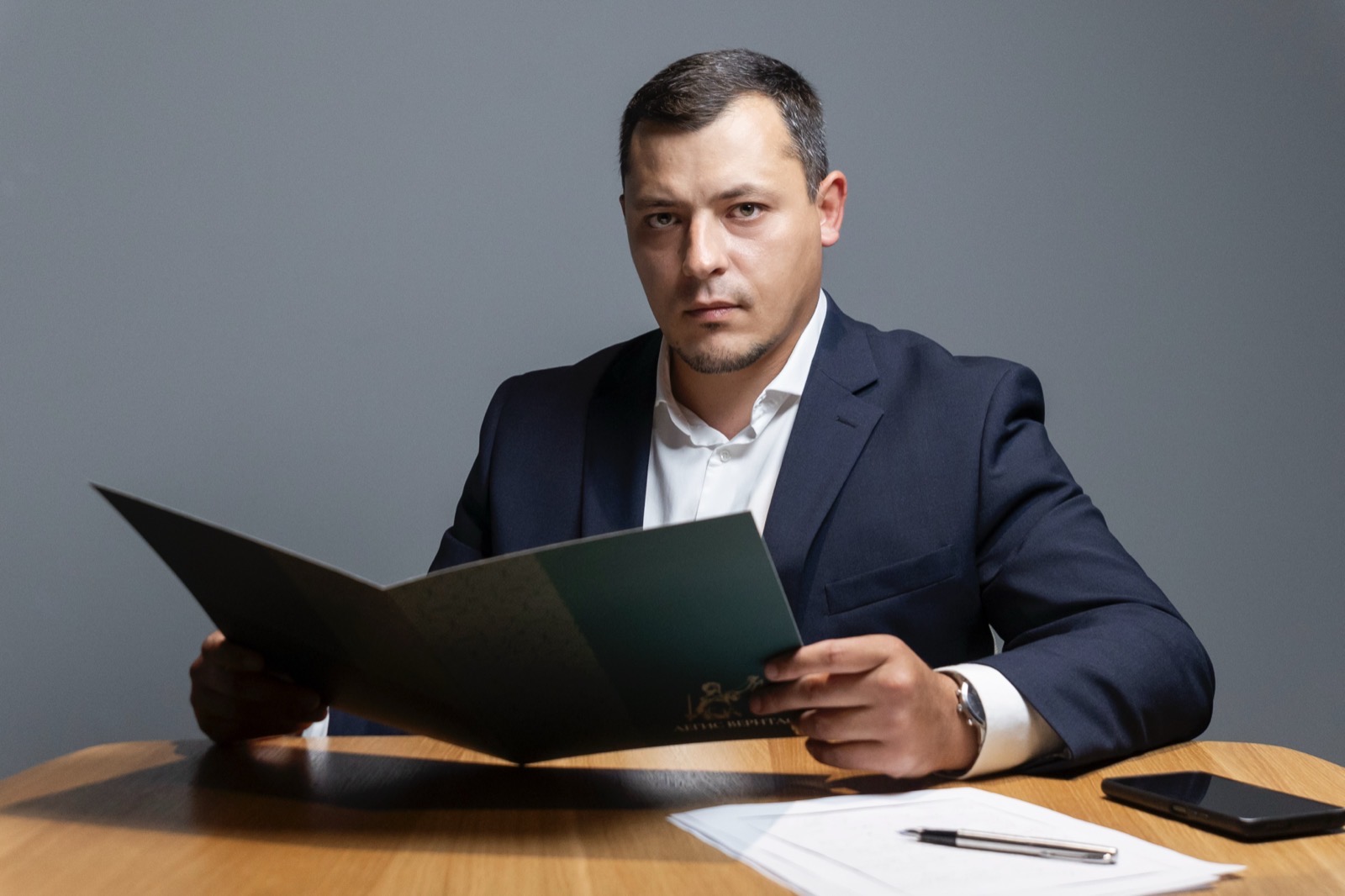 Юрист работает с документами